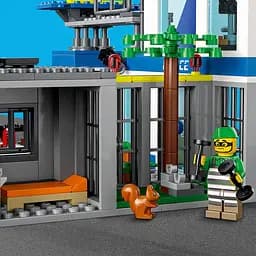 Конструктор LEGO City Поліцейська дільниця 668 деталей (60316) - мініатюра 7