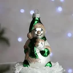 Ялинкова прикраса Санта Шоп Кольоровий сніговик зелений скло (4820001155501)