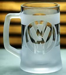 Пивний кухоль Volkswagen Фольксваген 660 мл з гравіюванням Подарунок автолюбителю  Келих з логотипом авто та легендарний слоган