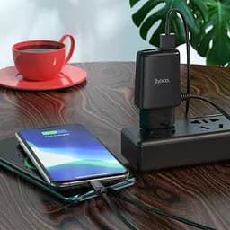 Зарядний пристрій HOCO з двома портами USB з вбудованим кабелем чорне для телефонів планшетів - мініатюра 3