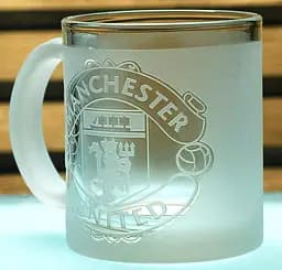Скляна чашка 320 мл ФК Манчестер Юнайтед FC Manchester United з гравіюванням подарунок    футбольна кружка - мініатюра 3