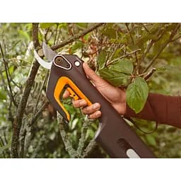 Акумуляторний секатор Fiskars ePruner L Bypass до 30 мм USB-C, БЕЗ АКБ (1082298) - мініатюра 3