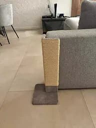 Угловая когтеточка на подставке для кота 52х12х12 см Мокко