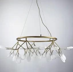 Ніжна люстра у формі кільця на 45 пелюсток в золотистому корпусі Line.F Колір плафона Білий