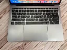 Ноутбук Apple MacBook Air 13" 2017 i5-7360U/8/256 (FVFW55T0HV29) Б/в - мініатюра 2
