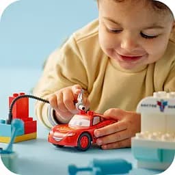Конструктор LEGO DUPLO Disney Візит МакКвіна в гараж Дока 35 деталей (10456) - мініатюра 12