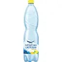 Вода мінеральна Карпатська Джерельна Лимон сильногазована 1.5 л (737111)