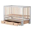 Детская кроватка София с маятниковым механизмом на подшипниках, ящиком для хранения и опускной боковиной серый с натуральными элементами