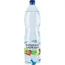 Напиток Карпатська Джерельна со вкусом клубники и яблоки сильногазированный 1.5 л (806105)