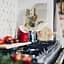 Солонка Emile Henry Kitchen Tools 11х15.5 см 0.55 л красная (340202) - миниатюра 6