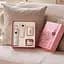 Подарочный набор Rituals Sakura Medium Gift Set: скраб для тела 125 г + крем для тела 100 мл + гель-пена для душа 200 мл + ароматическая свеча 140 г - миниатюра 3