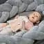 Іграшка-обіймашка BabyOno Веселий кролик з брязкальцем для малюків 25х25 см (2136278047) - мініатюра 4