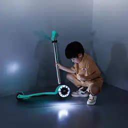 Самокат дитячий Micro Maxi Deluxe Glow LED 3-колісний желейний зелений (MMD365) - мініатюра 8